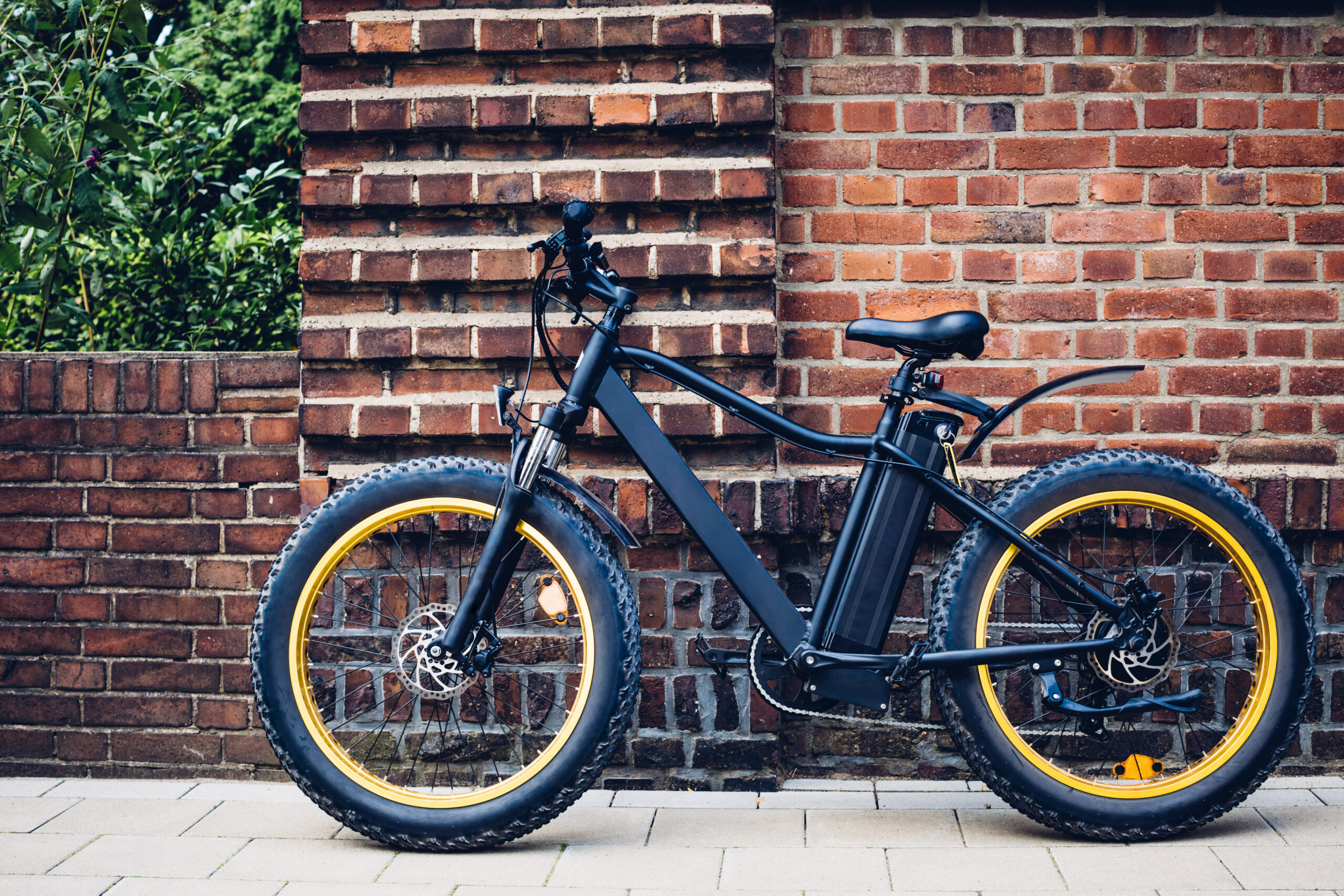image of an e-bike propped up against a brick wall in a GA city, symbolizing the use of e-bikes in Georgia